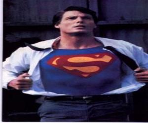 yapboz Clark Kent onun kırmızı ve mavi üniforma ile adalet için savaşmaya Superman olma